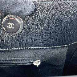 Pre Owned حقيبة شانيل بلاك جلد كافيار مرصعة بشعار كوكو كبيرة دوفيلي