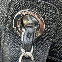 Pre Owned حقيبة شانيل بلاك جلد كافيار مرصعة بشعار كوكو كبيرة دوفيلي