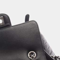 Pre Owned حقيبة ظهر شانيل شيفرون بخياطة على شكل حرف V من جلد الحمل أسود