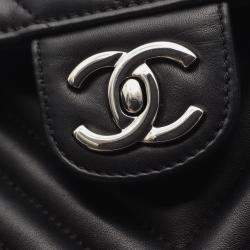 Pre Owned حقيبة ظهر شانيل شيفرون بخياطة على شكل حرف V من جلد الحمل أسود