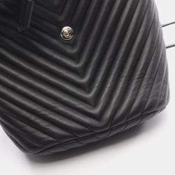 Pre Owned حقيبة ظهر شانيل شيفرون بخياطة على شكل حرف V من جلد الحمل أسود