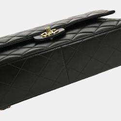 مملوكة مسبقًا حقيبة كتف شانيل متوسطة كلاسيكية مزدوجة رفرف جلد الأغنام سوداء