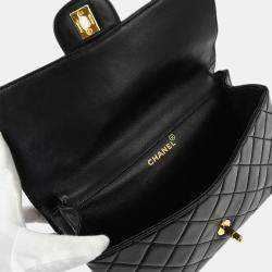 مملوكة مسبقًا حقيبة كتف شانيل جلد خروف أسود كلاسيكية بوجهين قابلة للطي