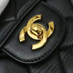 مملوكة مسبقًا حقيبة كتف شانيل جلد خروف أسود كلاسيكية بوجهين قابلة للطي