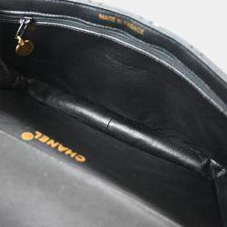 مملوكة مسبقًا حقيبة كتف شانيل جلد خروف أسود كلاسيكية بوجهين قابلة للطي