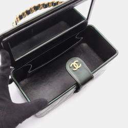 Pre Owned Chanel Matelasse Handbag In Patent Leather Green