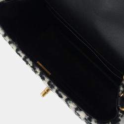 Pre Owned حقيبة شانيل رفرف فردي مربعة صغيرة نمط نجمة من قماش تويد مبطن باللونين الأسود والأبيض