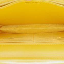 Pre Owned حقيبة شانيل جلد خروف بشرائط متعاكسة صفراء صغيرة