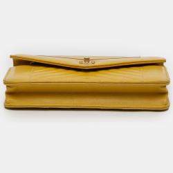 Pre Owned حقيبة شانيل جلد خروف بشرائط متعاكسة صفراء صغيرة