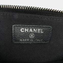مملوكة مسبقًا Chanel Black Bull Leather Studded Zip Wallet