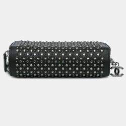 مملوكة مسبقًا Chanel Black Bull Leather Studded Zip Wallet
