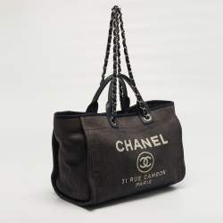 مملوكة مسبقًا حقيبة تسوق شانيل دوفيل كبيرة دنيم أزرق داك ن