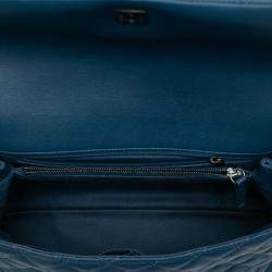 مملوكة مسبقًا حقيبة شانيل كوكو بمقبض علوي كافيار مبطن أزرق متوسط