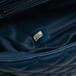 مملوكة مسبقًا حقيبة شانيل كوكو بمقبض علوي كافيار مبطن أزرق متوسط