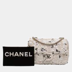 مملوكة مسبقًا حقيبة شانيل قماش قنب مستطيلة صغيرة بيضاء مرصعة بغطاء مفرد