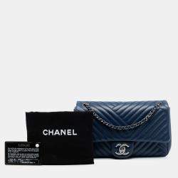 Pre Owned حقيبة شانيل شديدة الزرقة جلد الخروف صغيرة بغطاء متقاطع مع شعار CC
