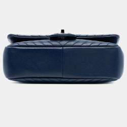 Pre Owned حقيبة شانيل شديدة الزرقة جلد الخروف صغيرة بغطاء متقاطع مع شعار CC