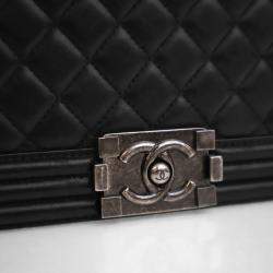 مملوكة مسبقًا حقيبة شانيل متوسطة جلد خروف بوي