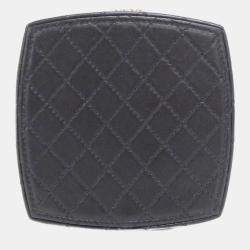 مملوكة مسبقًا حقيبة كلاتش سلسلة جلد لامبسكين أسود/بيج من شانيل