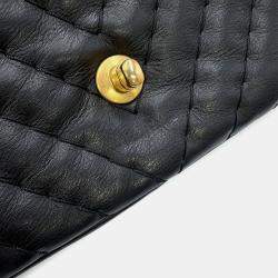 مملوكة مسبقًا حقيبة كتف شانيل سلسلة بعلامة كوكو وجلد خروف شيفرون