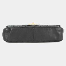 مملوكة مسبقًا حقيبة كتف شانيل سلسلة بعلامة كوكو وجلد خروف شيفرون