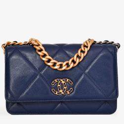 مملوكة مسبقًا Chanel Navy Lambskin 'Chanel 19' Wallet on Chain