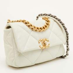 مملوكة مسبقًا حقيبة شانيل صغيرة بيضاء جلد مبطن 19 شرابة