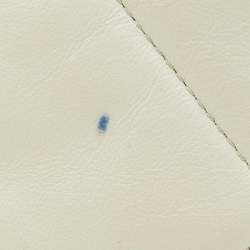 مملوكة مسبقًا حقيبة شانيل صغيرة بيضاء جلد مبطن 19 شرابة