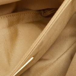 مملوكة مسبقًا حقيبة شانيل صغيرة بيضاء جلد مبطن 19 شرابة