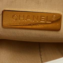 مملوكة مسبقًا حقيبة شانيل صغيرة بيضاء جلد مبطن 19 شرابة