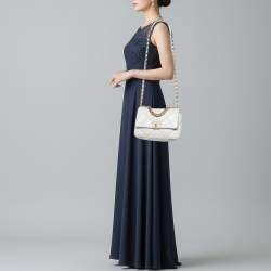 مملوكة مسبقًا حقيبة شانيل صغيرة بيضاء جلد مبطن 19 شرابة