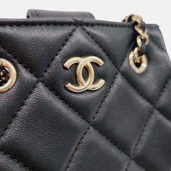 مملوكة مسبقًا حقيبة كروس بودي شانيل للتسوق صغيرة جلد أسود