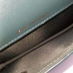 مملوكة مسبقًا حقيبة شانيل جلد أخضر بمقبض علوي وسلسلة للعملات المعدنية