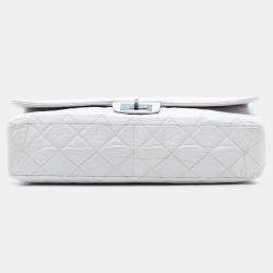 مملوكة مسبقًا حقيبة شانيل وايت ماكسي مبطن جلد عجل قديم ريإيشو 2.55 بفلاپ واحد