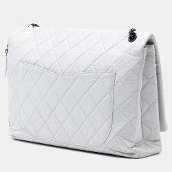 مملوكة مسبقًا حقيبة شانيل وايت ماكسي مبطن جلد عجل قديم ريإيشو 2.55 بفلاپ واحد