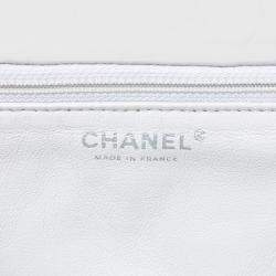 مملوكة مسبقًا حقيبة شانيل وايت ماكسي مبطن جلد عجل قديم ريإيشو 2.55 بفلاپ واحد