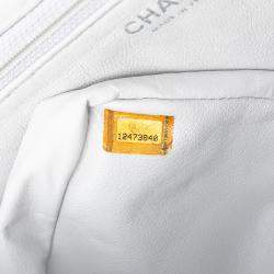 مملوكة مسبقًا حقيبة شانيل وايت ماكسي مبطن جلد عجل قديم ريإيشو 2.55 بفلاپ واحد