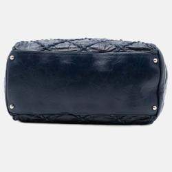 مملوكة مسبقًا حقيبة بولينغ شانيل زرقاء مكسرة جلد عجل مبطن بخياطة فائقة