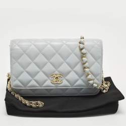 مملوكة مسبقًا محفظة شانيل سوداء مبطنة جلد CC علي سلسلة