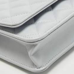 مملوكة مسبقًا محفظة شانيل سوداء مبطنة جلد CC علي سلسلة