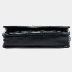 Pre Owned محفظة شانيلا سوداء برمز CC مبطنة لامعة على سلسلة