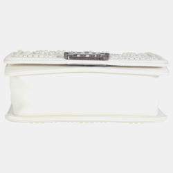 Pre Owned حقيبة شانييل صبي صغير شيفرون لؤلؤي جلد العجل أبيض