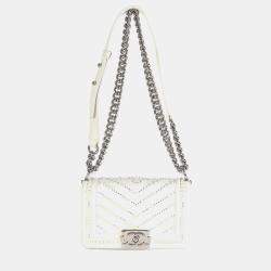 Pre Owned حقيبة شانييل صبي صغير شيفرون لؤلؤي جلد العجل أبيض