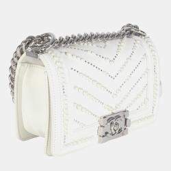 Pre Owned حقيبة شانييل صبي صغير شيفرون لؤلؤي جلد العجل أبيض