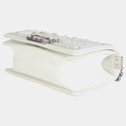 Pre Owned حقيبة شانييل صبي صغير شيفرون لؤلؤي جلد العجل أبيض