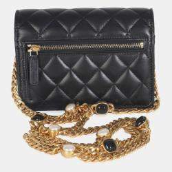 مملوكة مسبقًا حقيبة كلتش شانيل باللون الأسود جلد مبطن لامبسكين سي سي مزينة باللؤلؤ والمينا مع سلسلة