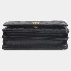 مملوكة مسبقًا حقيبة كلتش شانيل باللون الأسود جلد مبطن لامبسكين سي سي مزينة باللؤلؤ والمينا مع سلسلة