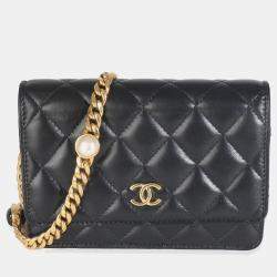 مملوكة مسبقًا Chanel Black Quilted Lambskin CC Pearl Enamel Clutch On Chain