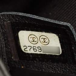 مملوكة مسبقًا حقيبة شانيل بوي يد علوية جلد مبطنة أسود/أبيض صغيرة