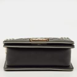 مملوكة مسبقًا حقيبة شانيل بوي يد علوية جلد مبطنة أسود/أبيض صغيرة